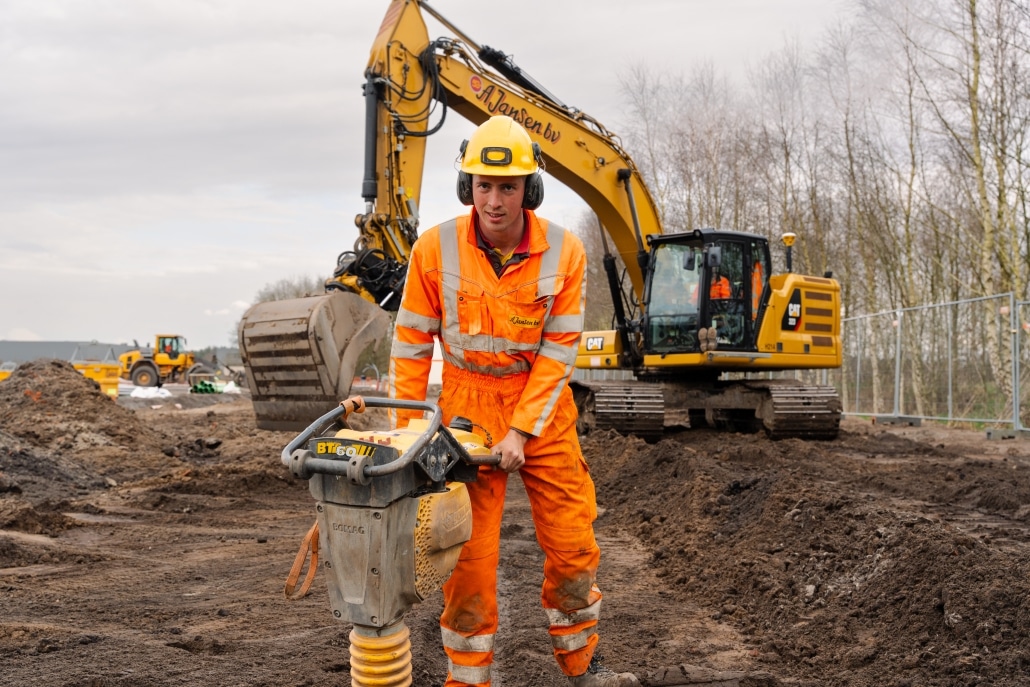 Medewerker A. Jansen bedient Wacker Neuson trilplaat voor grondverdichting bij grondwerk bouwplaats