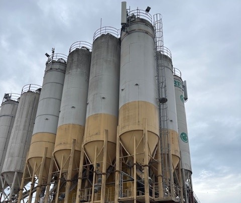 Silotorens bij A. Jansen beton & recycling Industriële silotorens bij A. Jansen voor beton en recycling in circulaire economie