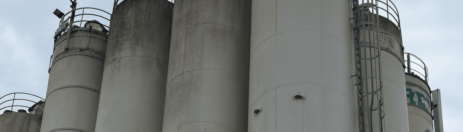 Industriële opslagsilo's bij A. Jansen voor beton en recycling met veilige toegang voorzieningen