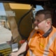 Medewerker van A. Jansen bedient zwaar materieel in cabine tijdens grond- en sloopwerkzaamheden
